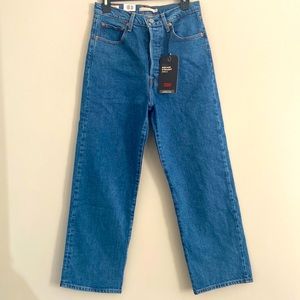 Like new Levis high rise straight jeans *29*